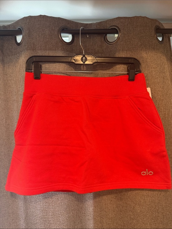 ALO Yoga Dresses & Skirts - NWT ALO Bright Red accolade skirt Size Medium